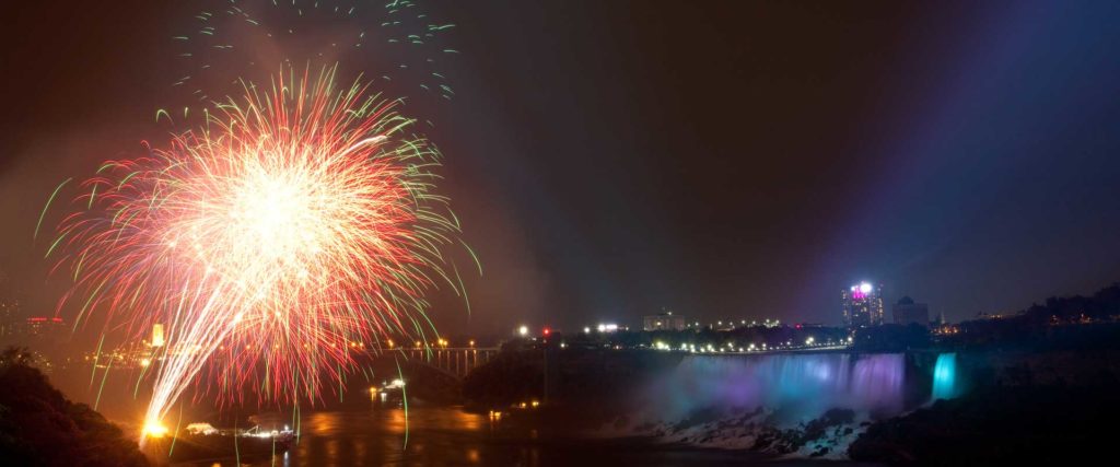 Night Tour of Niagara Falls with Dinner and Cruise