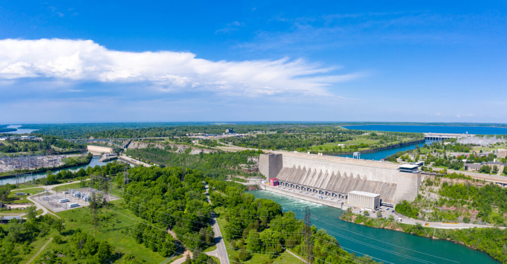 How does Niagara Falls keep flowing?