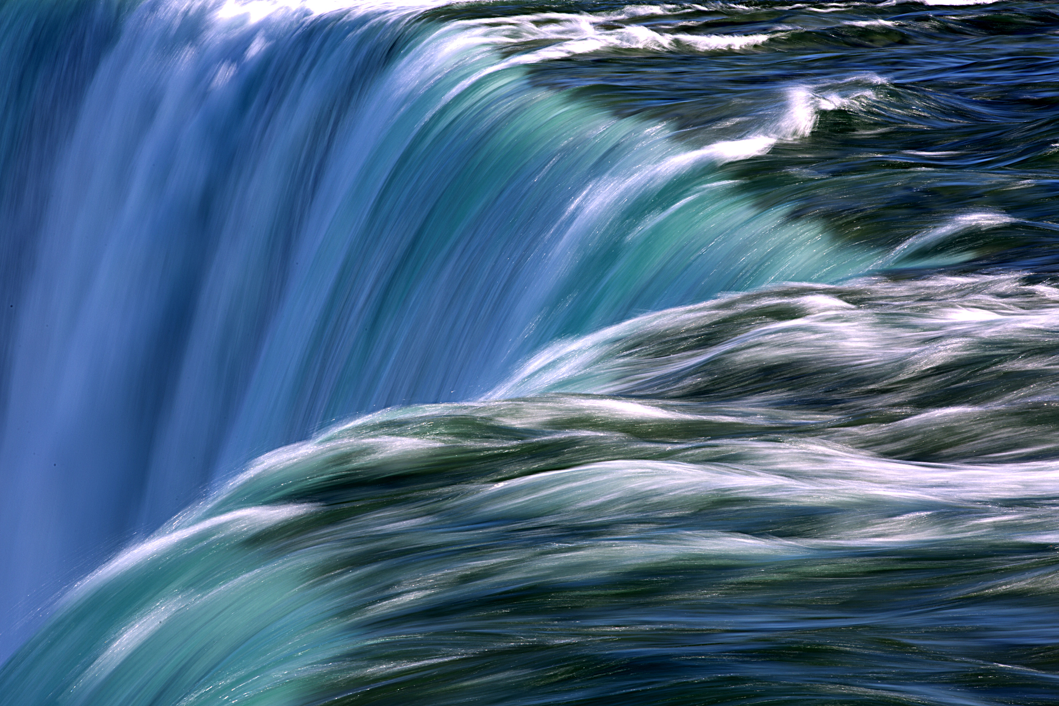 How does Niagara Falls keep flowing?