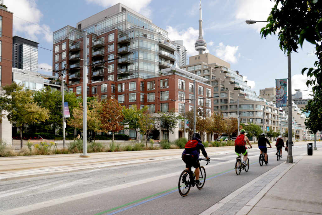 How do tourists get around Toronto?