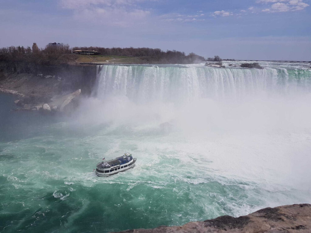 Horn Blower Niagara Falls Boat tour